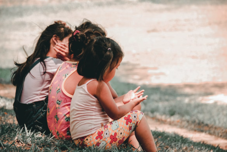 Foto d'unes nenes assegudes. Enllaç a l'article "El procés de dol dels fills en una separació"