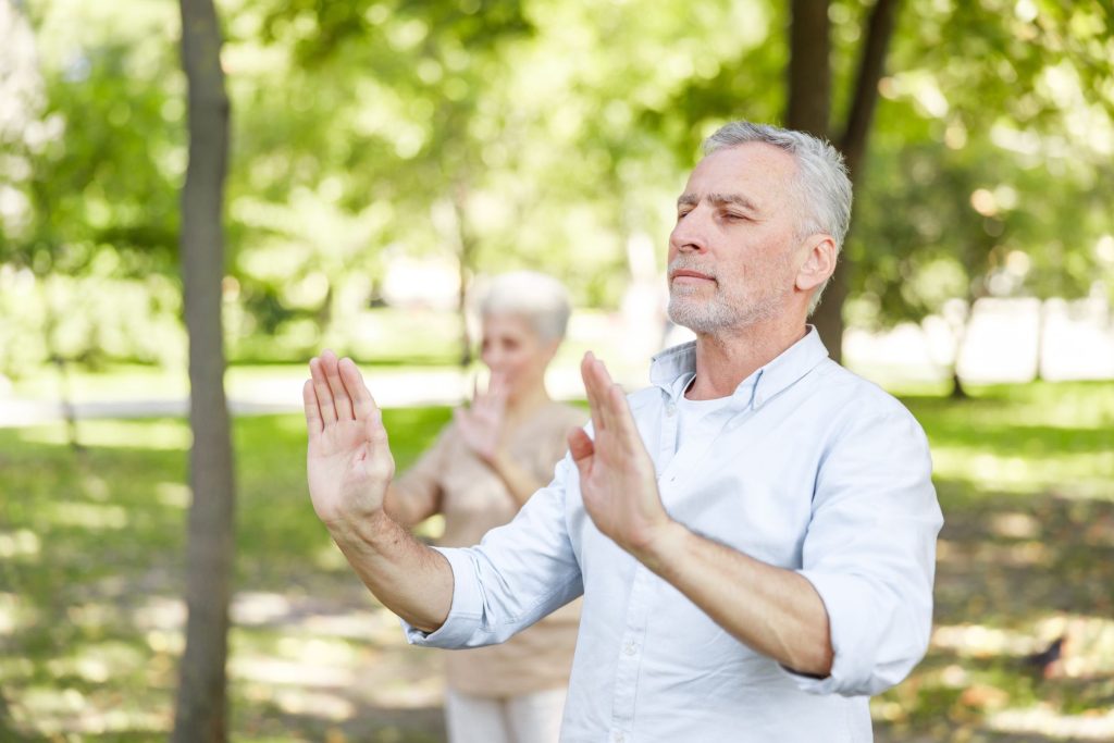 Persona practicant Qigong. Anar a l'article sobre Qigong a Igualada.